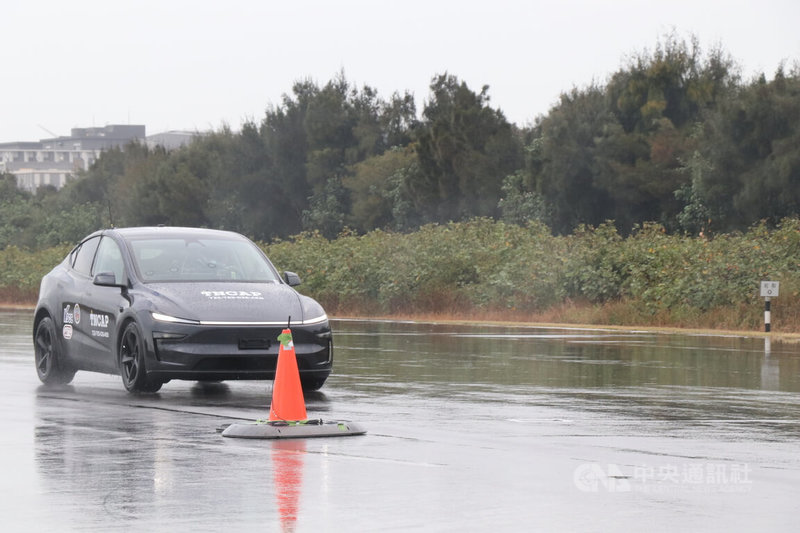 交通部28日舉辦「台灣新車安全評等第二版見證活動」,展示緊急煞車輔助系統,模擬行進車輛突遇自行車騎士(以三角錐替代)穿越道路,評估系統能否主動偵測並提供輔助煞車功能,避免碰撞風險或減輕碰撞傷害。中央社記者鄭維真攝 114年10月28日