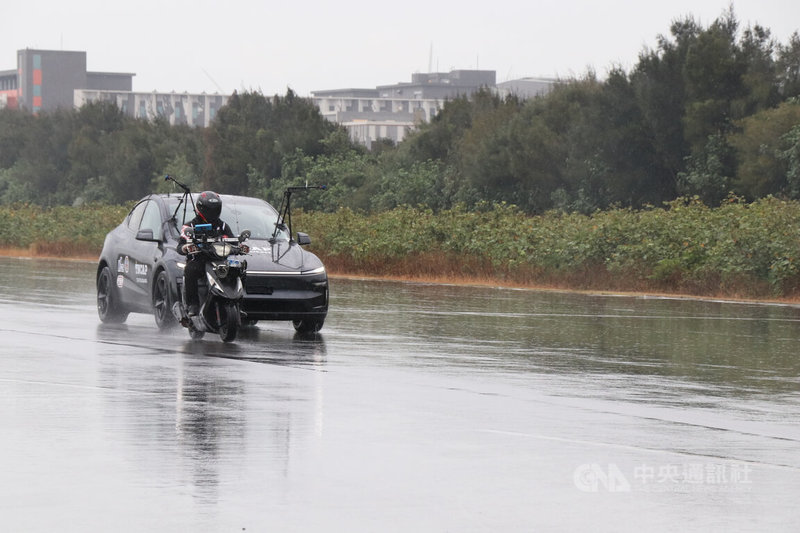 交通部28日下午在財團法人車輛研究測試中心舉行「台灣新車安全評等第二版見證活動」,展示盲點輔助系統,模擬機車行駛至車輛側方時,系統提供駕駛警示,降低車輛變換車道時側方碰撞風險。中央社記者鄭維真攝 114年10月28日