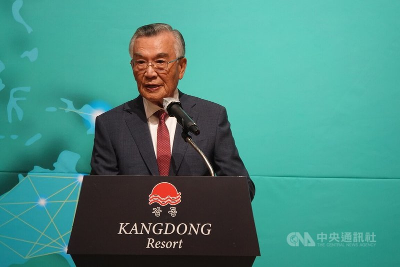 駐韓代表部28日晚間宴請亞太經濟合作會議(APEC)領袖代表林信義,林信義致詞。中央社記者廖禹揚慶州攝 114年10月28日
