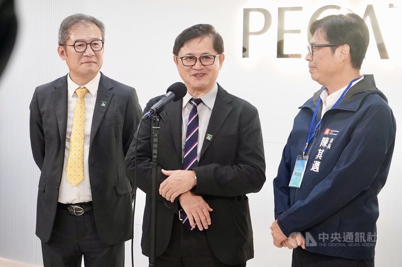 和碩聯合科技（Pegatron）「亞灣數位轉型研訓基地」28日開幕，和碩董事長童子賢（中）表示，和碩高雄亞灣基地定位為人工智慧（AI）、5G、智慧製造的人才培訓基地與實驗場域。中央社記者董俊志攝　114年10月28日