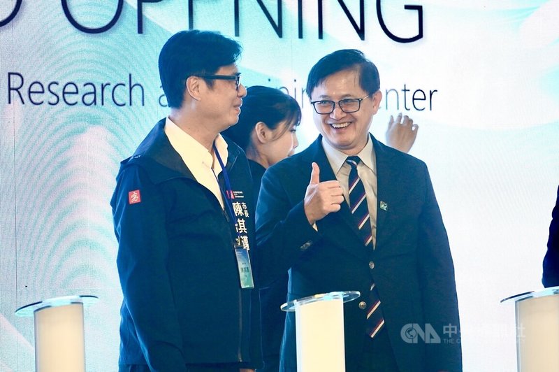 和碩「亞灣數位轉型研訓基地」坐落於亞灣棧五庫，高雄市長陳其邁（左）、和碩董事長童子賢（右）28日出席開幕典禮，兩人互動熱絡。中央社記者董俊志攝　114年10月28日