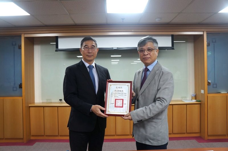 德明財經科技大學9間國家考試電腦試場獲認證,考選部長劉孟奇(右)28日致贈德明財經科技大學校長李志宏(左)感謝狀。(考選部提供)中央社記者高華謙傳真 114年10月28日