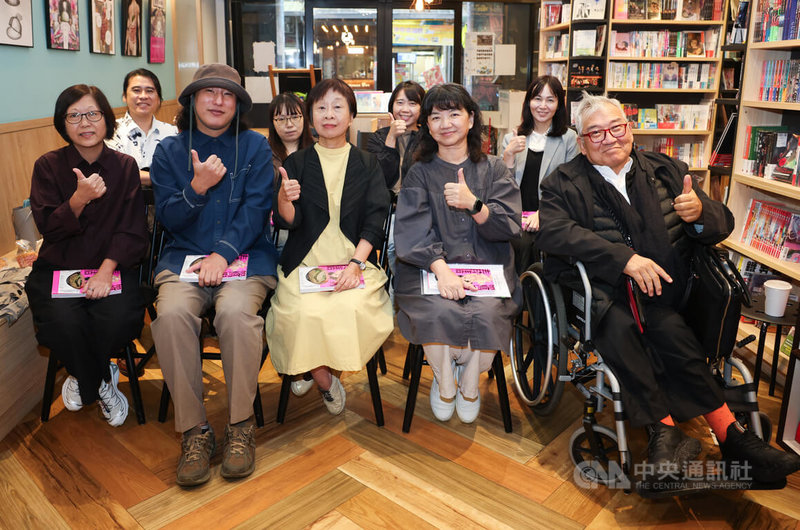 「鴛鴦春膳」漫畫版新書記者會28日下午在基地書店舉行,文化部次長李靜慧(前右2)、大塊文化董事長郝明義(前右)、作家李昂(前中)、漫畫家柳廣成(前左2)等人出席合影。中央社記者謝佳璋攝  114年10月28日