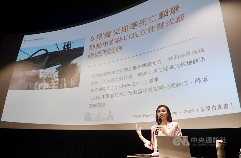 投入民進黨高雄市長初選的立委邱議瑩(圖)28日舉辦「安全政策」發表會,她表示,若當選市長,將推動重點路口設立智慧式感應遮陽設施,降低行人曝曬風險。中央社記者董俊志攝 114年10月28日