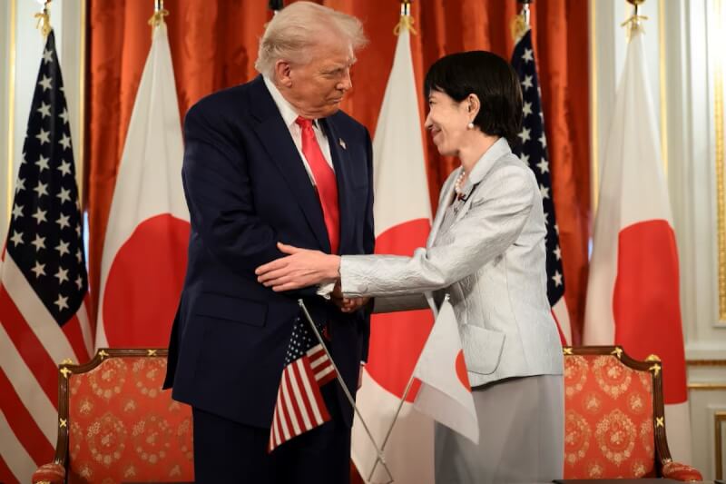 日本首相高市早苗(右)28日與來訪的美國總統川普(左)會面。(路透社)