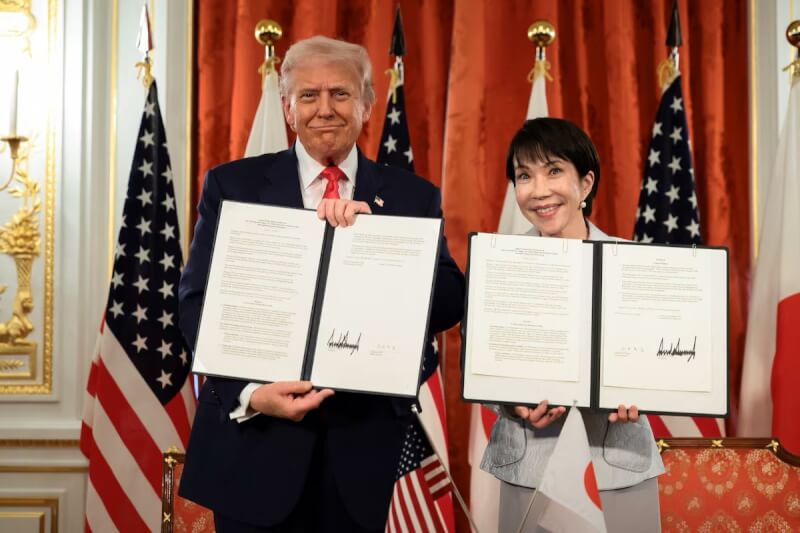 美國總統川普(左)28日與日本首相高市早苗(右)簽署履行日美關稅協議,以及確保穩定供應稀土等重要礦物有關的合作文件。(路透社)