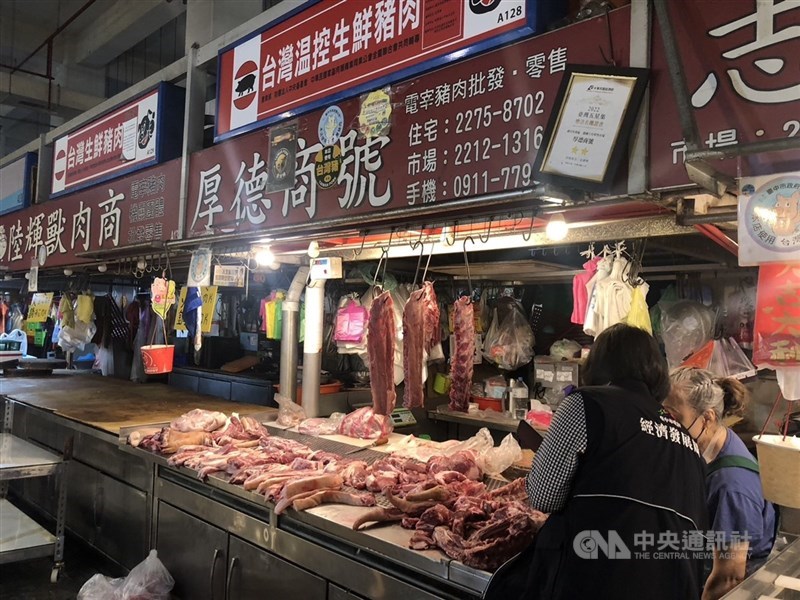 因應全國豬隻禁運、禁宰延長10天，台中市及台南市政府提公有市場豬肉攤，按天數免收租金。圖為台中市公有建國市場內豬肉攤。(中央社檔案照片)