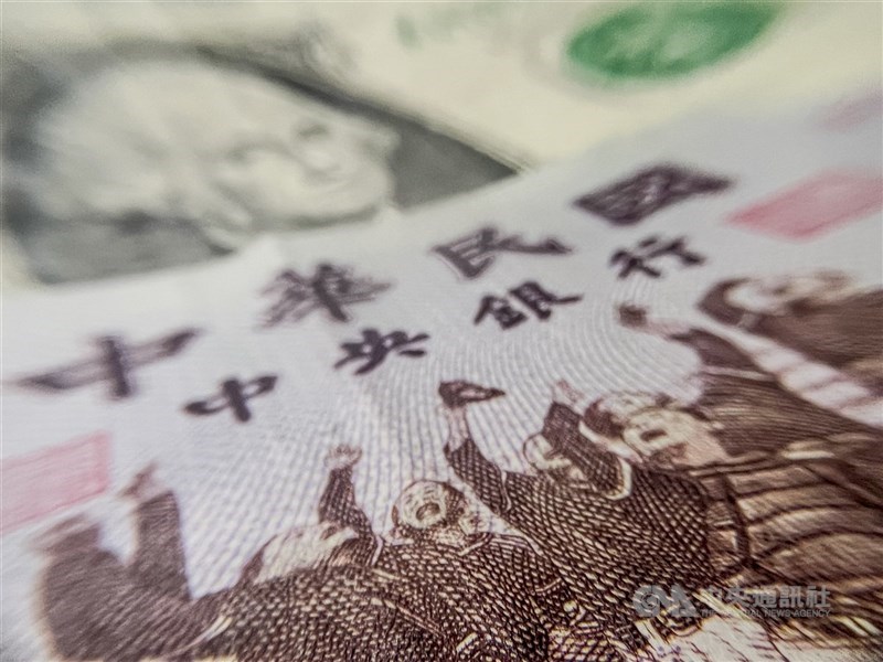 圖為新台幣和美元紙鈔。（中央社檔案照片）