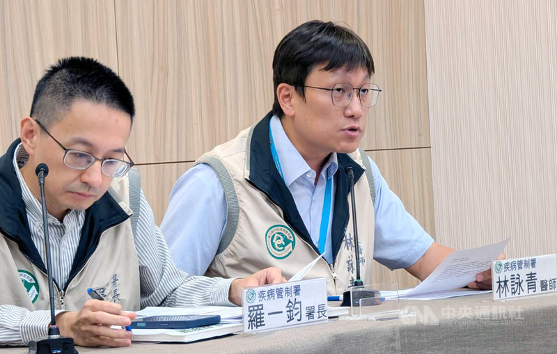 衛福部疾管署28日公布國內新增1例腸病毒重症,防疫醫師林詠青(右)說明,個案為北部早產女嬰,4天大時有餵奶量少、心搏過速、發燒等狀況,確診為感染腸病毒克沙奇A16型,經治療已出院。中央社記者曾以寧攝 114年10月28日