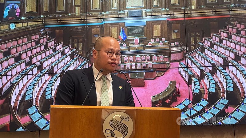 香港媒體大亨黎智英之子黎崇恩27日參加義大利參議院內的記者會,期望義大利政府聲援釋放黎智英。中央社記者黃雅詩羅馬攝 114年10月28日