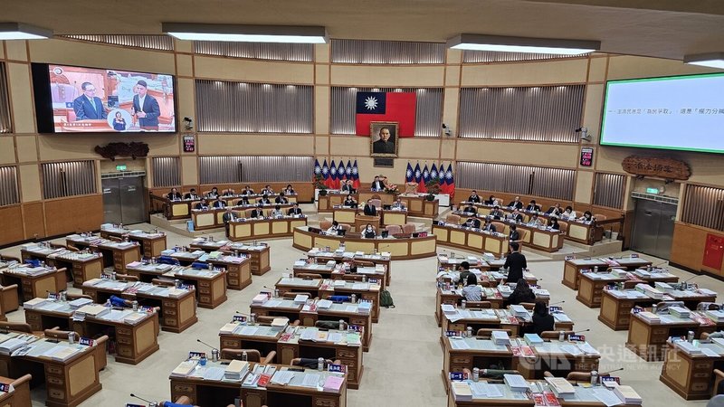 新北市議會市政總質詢首日,民進黨團紛針對國民黨主席選舉提出質疑,詢問是否認同國民黨主席當選人鄭麗文自稱是中國人的說法,侯友宜(中立者)表示,「我是堂堂正正的中華民國人」。中央社記者王鴻國攝 114年10月28日