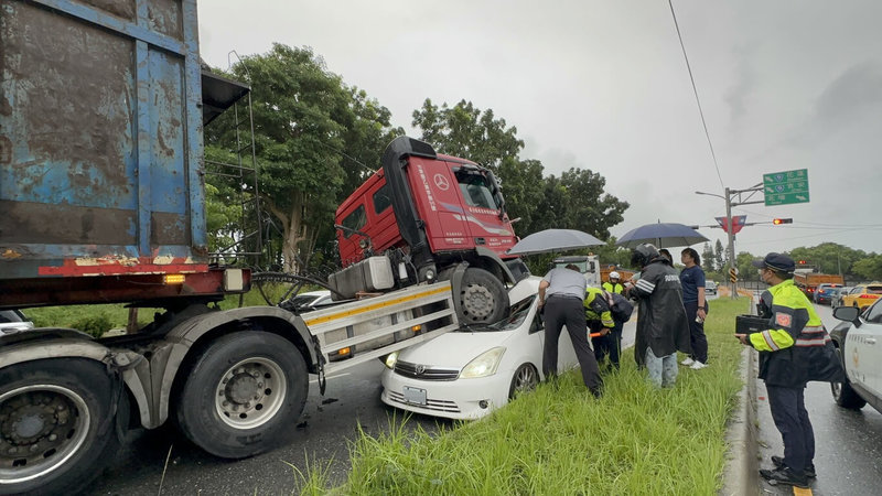 花蓮縣新城鄉台9線184.5公里處北埔路段一輛聯結車28日下午衝過中央分隔島,撞上對向2輛自小客車,造成4人受傷,詳細事故原因待警方調查釐清。(民眾提供)中央社記者李先鳳傳真 114年10月28日