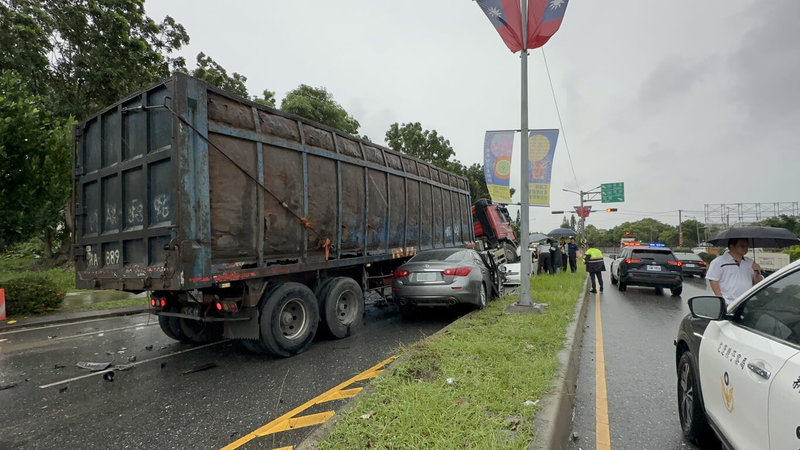 聯結車駕駛邱姓男子28日沿台9線北往南行駛,不明原因衝過中央分隔島,逆向撞上2輛自小客車,造成4人受傷,所幸均無生命危險。(民眾提供)中央社記者李先鳳傳真 114年10月28日
