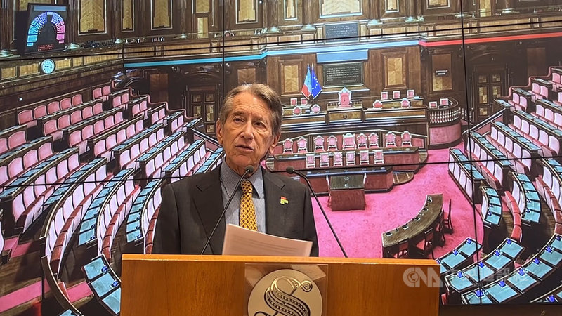 義大利參議員特爾吉27日在記者會上致詞,呼籲中國釋放香港媒體大亨黎智英。中央社記者黃雅詩羅馬攝 114年10月28日