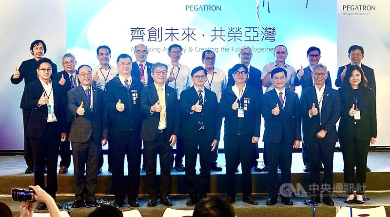 和碩聯合科技（Pegatron）「亞灣數位轉型研訓基地」28日開幕，高雄市長陳其邁（前排右4）、和碩董事長童子賢（前排左5）等出席。中央社記者董俊志攝　114年10月28日