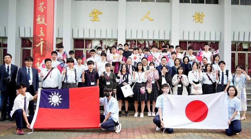 嘉義高中與日本宮城縣南三陸高校交流多年,南三陸高校得知嘉中校園受風災影響,發起募款。南三陸師生28日參訪嘉中,雙方師生合影紀念。(嘉中提供)中央社記者黃國芳傳真 114年10月28日
