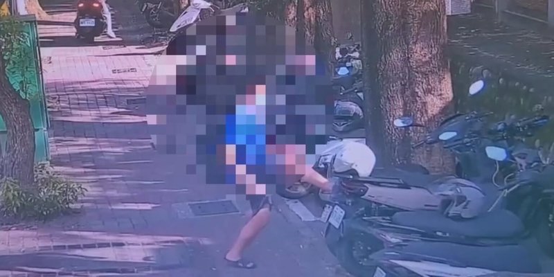 一名男子27日下午行經高雄市楠梓區海專路及國立高雄科技大學楠梓校區內停車場時，涉嫌踹倒停放機車，造成約20部機車受損。目前已有12人報案，警方依規定受理，並鎖定涉嫌人通知到案，後續將依毀損罪嫌函送偵辦。（高雄市警察局楠梓分局提供）中央社記者張已亷傳真　114年10月28日