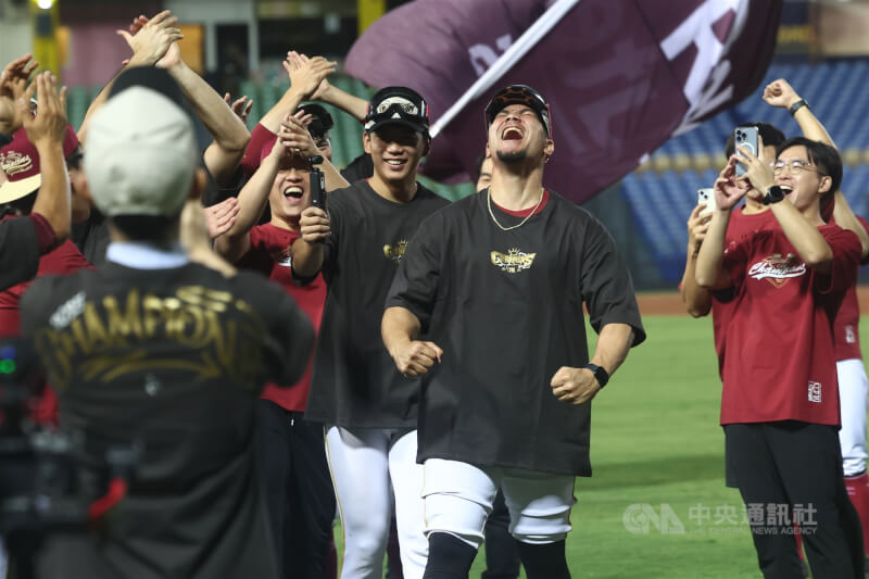 中華職棒總冠軍賽進入第5戰,樂天桃猿27日在台中洲際棒球場順利擊敗中信兄弟封王,賽後桃猿洋投威能帝(Pedro Fernandez)(右2)獲選系列賽最有價值球員。中央社記者王騰毅攝 114年10月27日