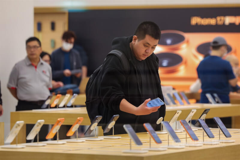 國發會28日公布9月景氣燈號，綜合判斷分數為35分，較8月增加4分，燈號由穩定的綠燈轉為景氣轉向的黃紅燈。圖為台北市信義區民眾選購手機。中央社記者翁睿坤攝　114年10月28日