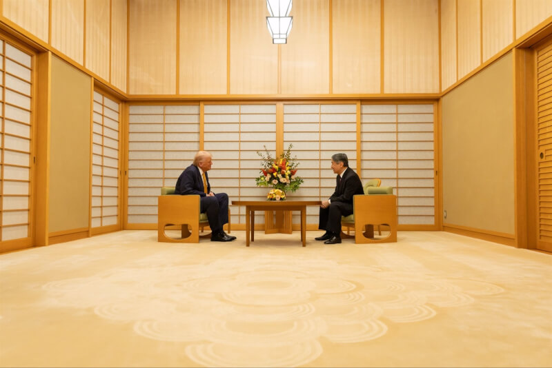 美國總統川普（左）27日與日本德仁天皇（右）在皇居御所會面。（圖取自x.com/WhiteHouse）