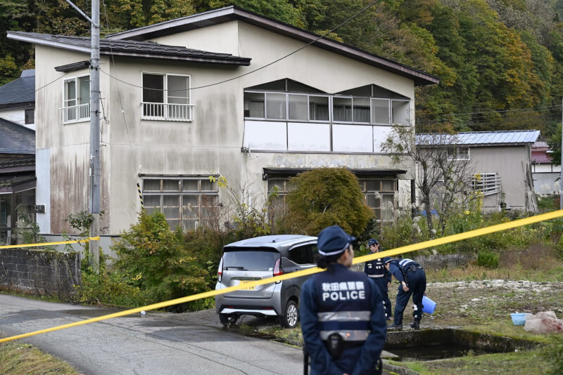 日本秋田縣24日再傳熊襲擊事件,該地區今年已有多人遭襲。圖為警察在事發現場附近警戒。(共同社)