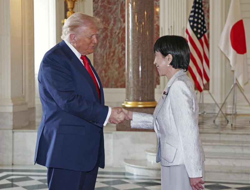 日本首相高市早苗(右)與美國總統川普(左)28日在東京都迎賓館展開會談。(共同社)