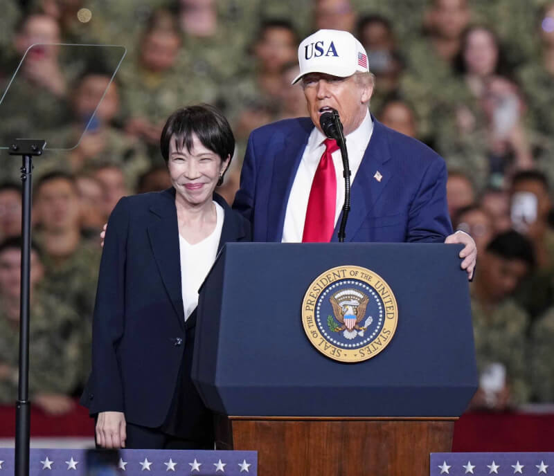 美國總統川普（右）28日與日本首相高市早苗（右）視察美軍核動力航空母艦喬治華盛頓號。（共同社）