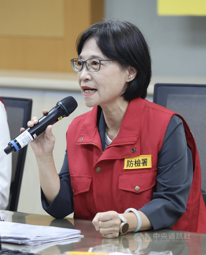 非洲豬瘟中央災害應變中心於28日下午召開記者會，農業部動植物防疫檢疫署署長杜麗華（圖）主持會議，呼籲國內豬隻牧場業主做好自主防疫。中央社記者趙世勳攝　114年10月28日