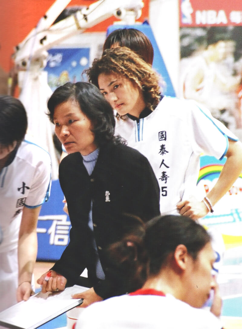 台灣籃球名人堂協會「第4屆名人入堂慶典」將於11月1日下午登場，本屆共8人獲選，包括2006年杜哈亞洲運動會女籃銀牌總教練洪玲瑤（前中）。（台灣籃球名人堂提供）中央社記者黎建忠傳真　114年10月28日