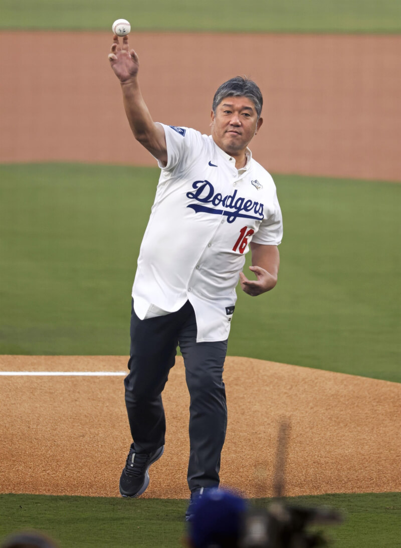 野茂英雄27日為世界大賽開球。(共同社)