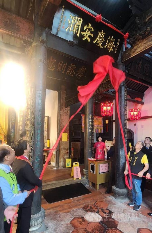 總統賴清德(左2)28日前往澎湖天后宮參香祈福,祈求風調雨順、國泰民安,並為「海慶安瀾」匾額揭匾。中央社 114年10月28日