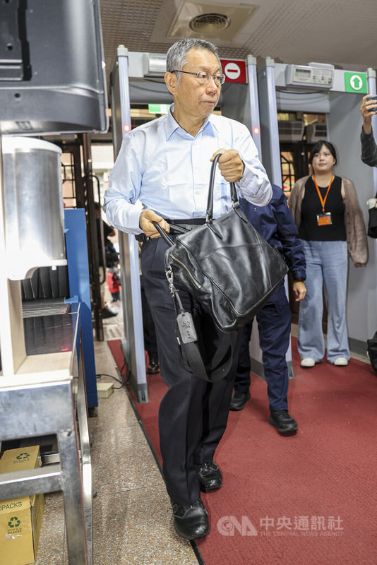 台北地方法院審理京華城及柯文哲政治獻金案,前台北市長柯文哲(圖)28日午後出庭應訊。中央社記者鄭清元攝 114年10月28日