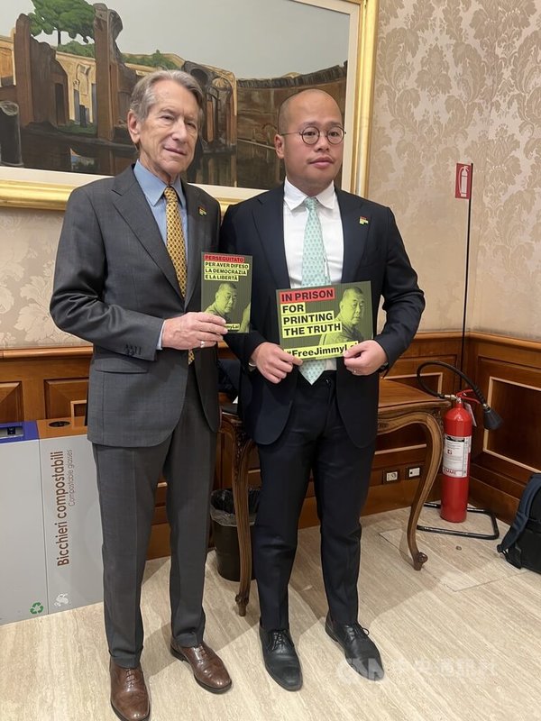 曾任義大利外長的參議員特爾吉(Giulio Terzi)(左)聲援黎智英之子黎崇恩(右),希望中國政府盡快釋放黎智英。中央社記者黃雅詩羅馬攝 114年10月28日