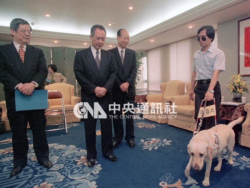 盲人重建院院長曾文雄(左3)與盲人重建院教務主任柯明期(右1)以及導盲犬雅琪於民國87年3月26日拜訪內政部長黃主文(左2),希望內政部能支持導盲犬培育計畫。中央社記者鄭傑文攝 87年3月26日