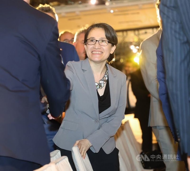 副總統蕭美琴(中)28日下午出席「2025福爾摩沙俱樂部台北年會國際記者會」,與出席議員外賓握手致意。中央社記者郭日曉攝 114年10月28日