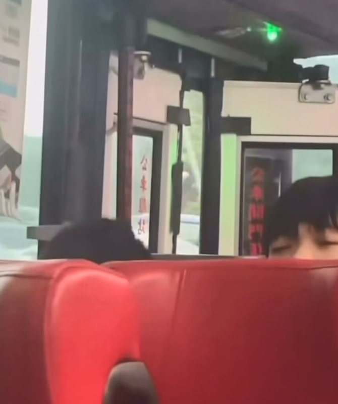 基隆市104路線公車,27日下午在車門未完全關閉下行駛,廢氣灌入車內,網友指臭到難以忍受,公車安全等級為0。基隆市公車處28日表示,車門因卡住異物故障,約1分鐘排除,會要求駕駛確認車門關閉後再行駛。(讀者sugar.____free提供)中央社記者王朝鈺傳真 114年10月28日