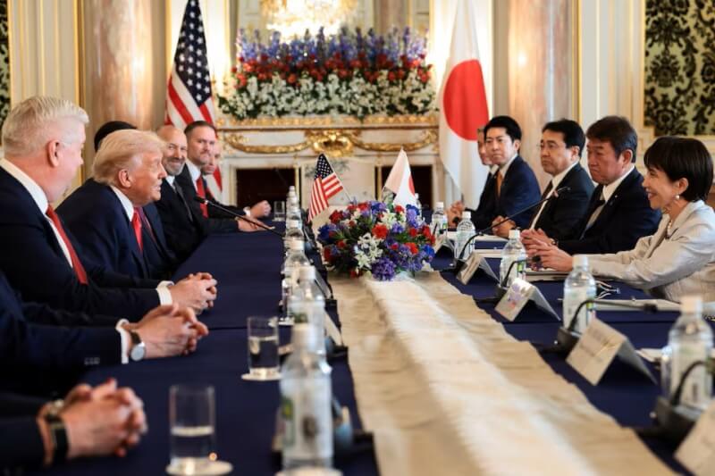 美國總統川普(左2)28日與日本首相高市早苗(右1)進行領袖會談。(路透社)