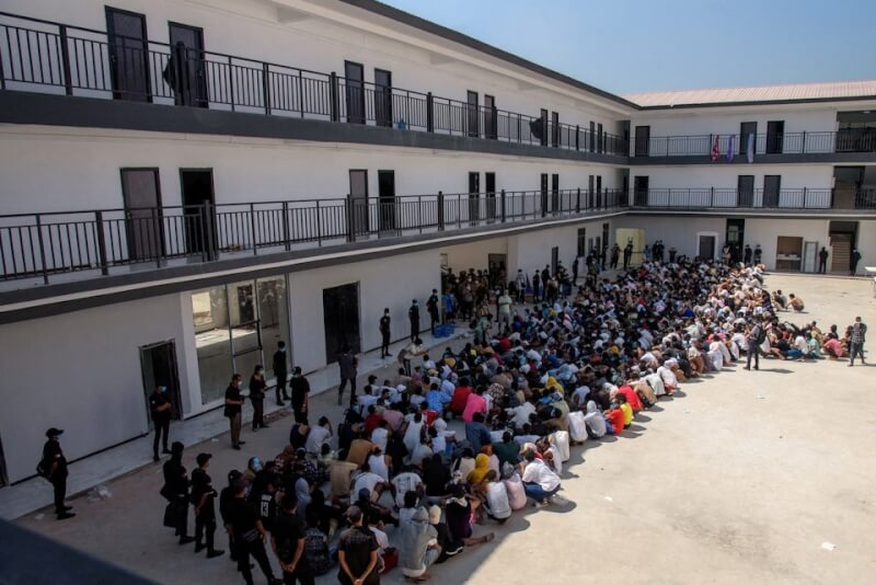 圖為今年2月在緬甸米瓦迪，被詐騙或販運至KK園區工作的被困受害者。（路透社）