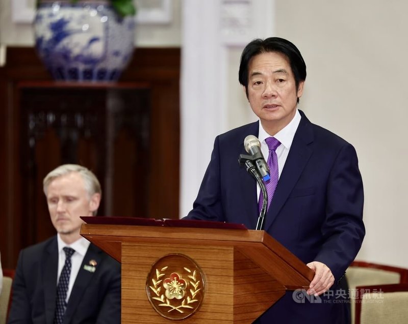 總統賴清德(右)28日在總統府接見「福爾摩沙俱樂部年會」暨「台歐海底電纜安全合作論壇」與會歐洲外賓,賴總統致詞表達歡迎。中央社記者王飛華攝 114年10月28日