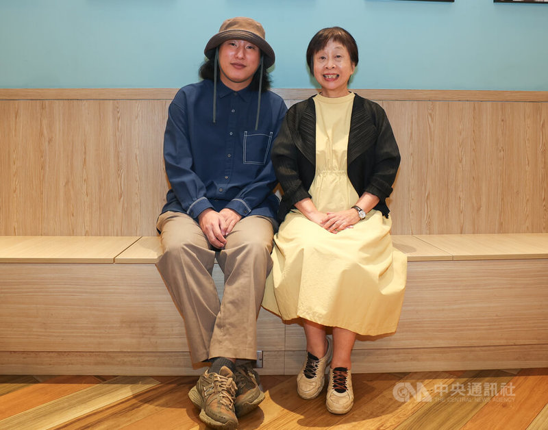 「鴛鴦春膳」漫畫版新書記者會28日下午在基地書店舉行,「鴛鴦春膳」是作家李昂(右)的小說作品,由香港漫畫家柳廣成(左)以漫畫形式重新詮釋,兩人在記者會上分享跨界合作的故事。中央社記者謝佳璋攝  114年10月28日