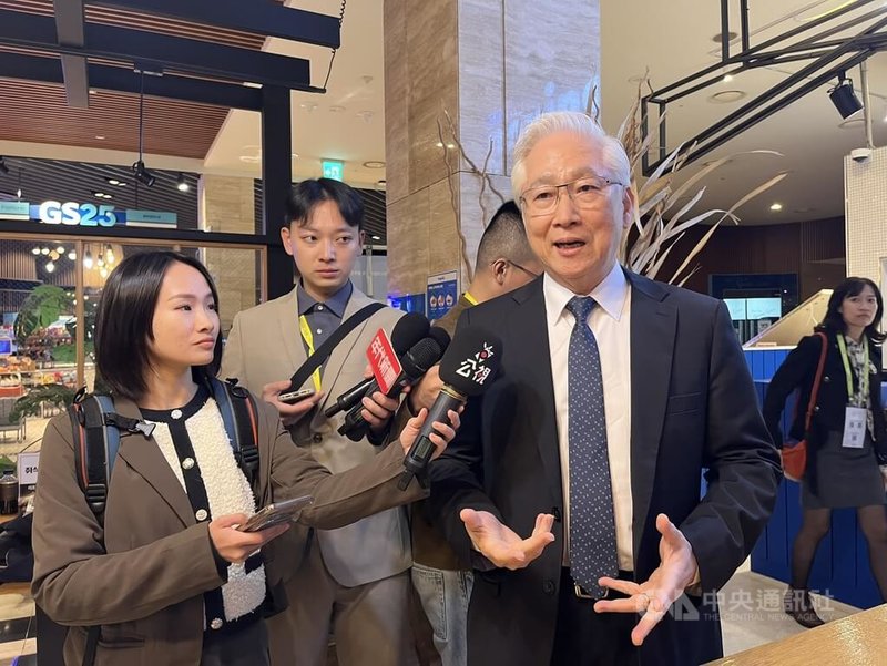 工研院董事長吳政忠(右1)看好台灣與韓國未來AI合作契機。中央社記者潘姿羽攝 114年10月29日