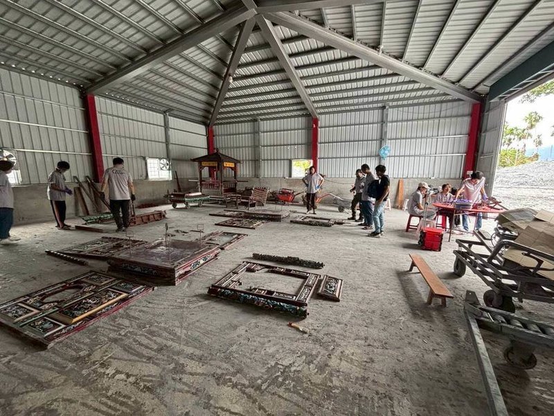 馬太鞍溪堰塞湖溢流釀災,位於花蓮光復鄉的保安寺文物受泥水浸蝕,在保安寺庫房中發現災後大量受損的文物。(台灣文物保存協會提供)中央社記者許秩維傳真 114年10月29日