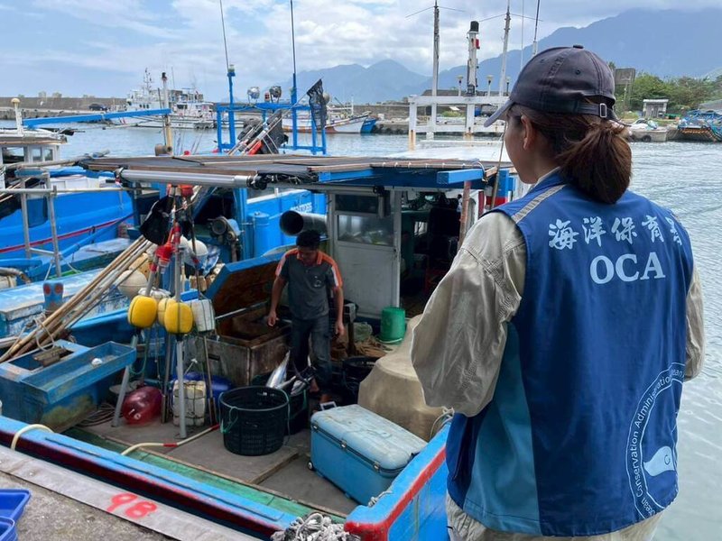為防堵非洲豬瘟疫情及污染風險,海洋委員會海洋保育署持續與海巡署及地方環保單位加強稽查,呼籲守護海洋,從不亂丟廚餘開始;不丟垃圾、不棄廚餘,防疫護海洋,人人有責。(海保署提供)中央社記者張已亷傳真 114年10月29日