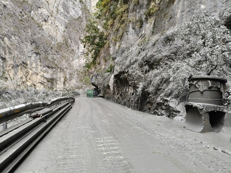 立霧溪燕子口堰塞湖29日上午潰壩,洪峰過後,無災情發生,水位已下降至原河道水位,林保署宣布,解除警戒。公路局下午5時開放中橫通行,恢復台8線5時段放行。(民眾提供)中央社記者李先鳳傳真 114年10月29日