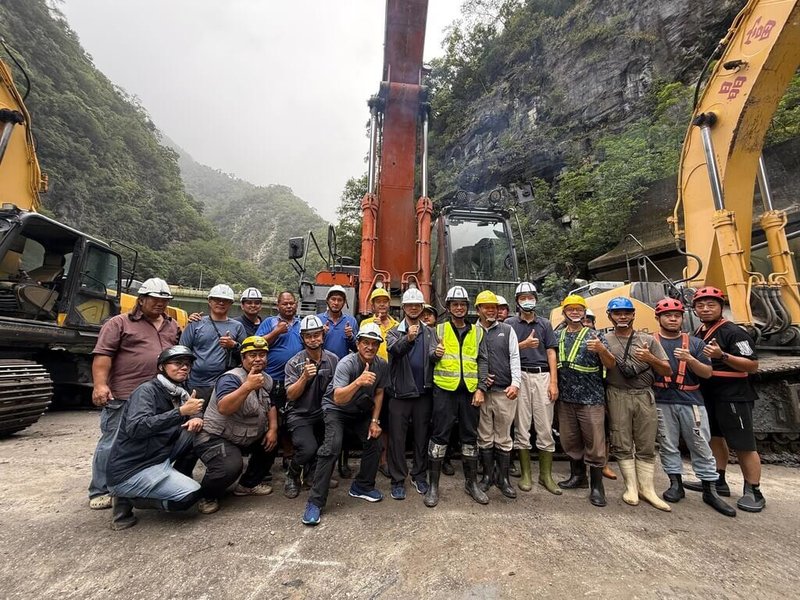 立霧溪燕子口堰塞湖29日上午潰壩,絕大多數水體已傾瀉入立霧溪下游,洪峰過後,無災情發生,水位已下降至原河道水位,林保署宣布,解除警戒。施工廠商等工作團隊合影。(林業及自然保育署花蓮分署提供)中央社記者李先鳳傳真 114年10月29日
