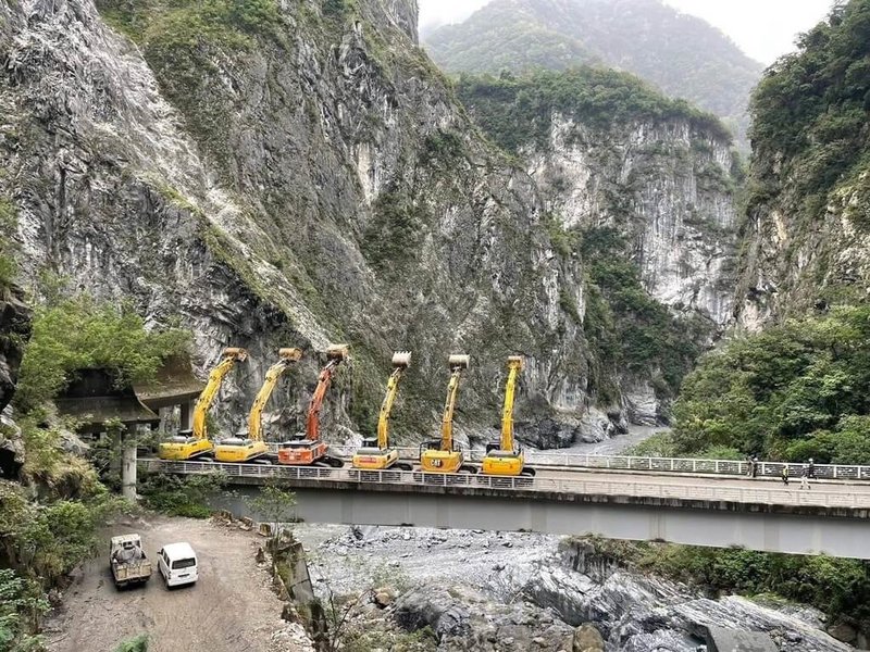 花蓮立霧溪燕子口堰塞湖29日上午潰決,洪峰過後無災情發生,水位順利下降至原河道水位,林業及自然保育署宣布解除警戒,施工團隊大型挖土機一字排開向山致敬。(林業及自然保育署花蓮分署提供提供)中央社記者李先鳳傳真 114年10月29日
