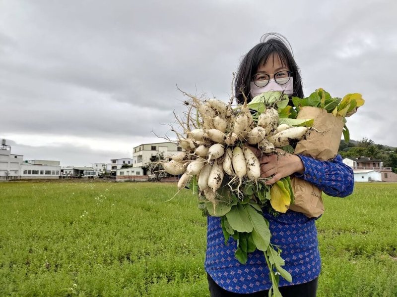 音樂人鄭巧琪(圖)除做音樂企劃、寫文章、當小編,有空也會跟著夫家下田耕種,她並為小公視節目「古典魔力客」擔任節目企劃,盼用有趣的劇情跟影像「轉譯」古典樂,喚醒孩子的感動。(鄭巧琪提供)中央社記者趙靜瑜傳真  114年10月29日