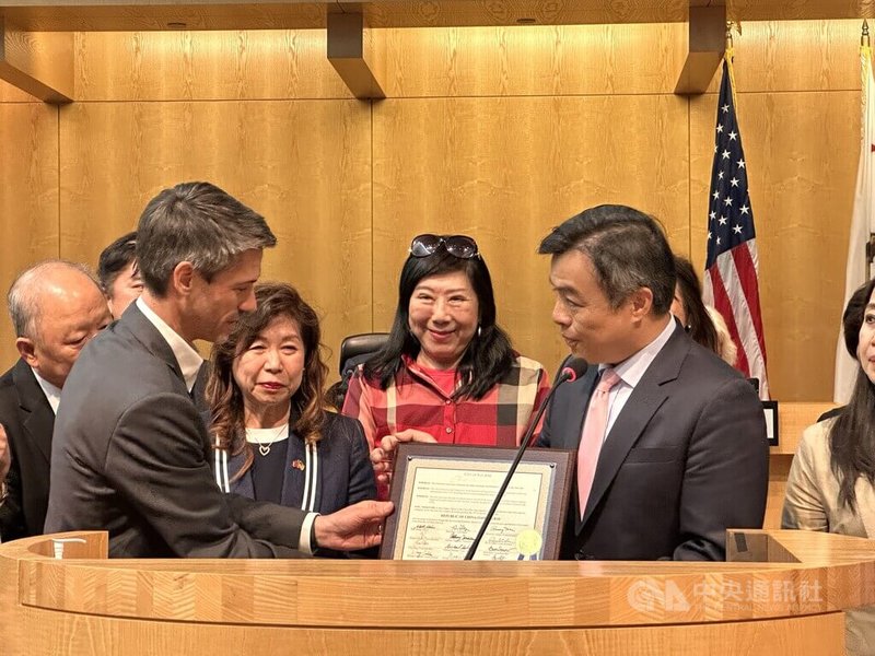 美國矽谷大城聖荷西市長馬漢(左)宣告「中華民國台灣日」,頒布賀狀給駐舊金山辦事處長伍志翔。中央社記者張欣瑜舊金山攝 114年10月29日