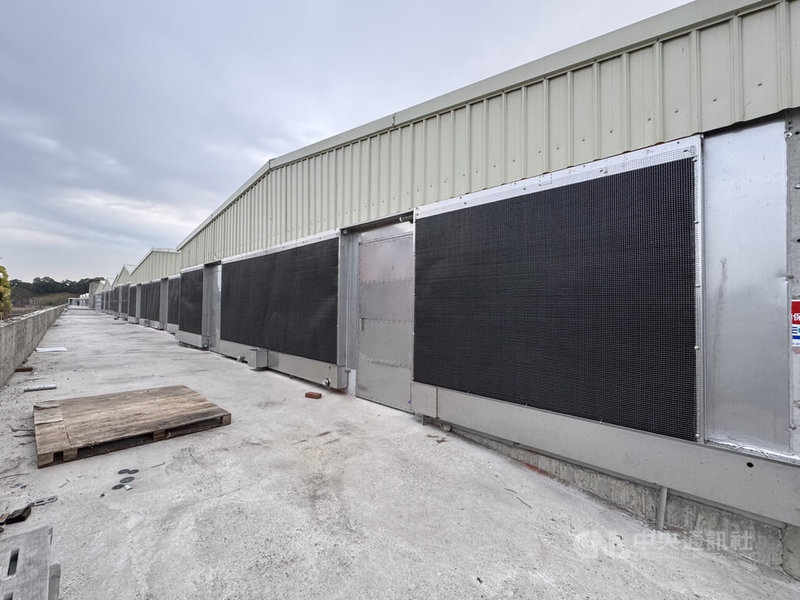 為讓產業永續發展,「農場晃晃」斥資千萬元改建傳統豬舍,新式豬舍採用水簾式智慧化的密閉豬舍,且使用自動化飼料系統和中央空調等設備,該場為一貫式生產模式,尚在興建中。 中央社記者姜宜菁攝 114年10月29日