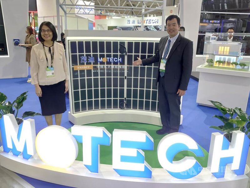 台灣國際智慧能源週與台灣國際淨零永續展29日登場,茂迪總經理葉正賢(右)表示,以防眩光太陽能板、勻光式透光模組,以及具防冰雹功能的可彎曲太陽能板為展出重點。中央社記者張建中攝 114年10月29日